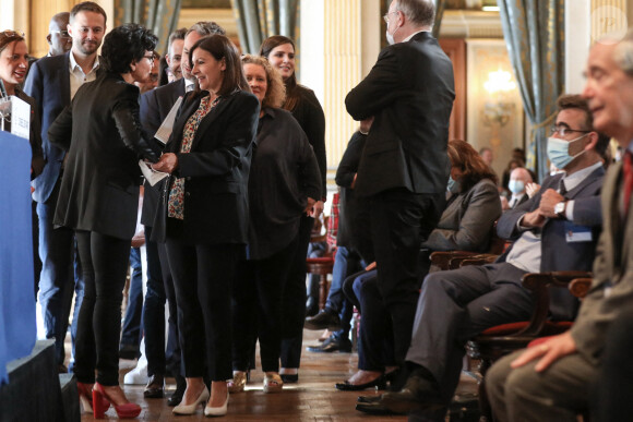 La maire de Paris, Anne Hidalgo accompagné de Emmanuel Grégoire est accueillie par Rachida Dati membre du parti Les Republicains (LR) et ancienne candidate aux élections municipales de Paris 2020, à son arrivée à la mairie de Paris pour la réunion du conseil de Paris qui l'élira officiellement après sa victoire aux élections municipales de Paris 2020 le week-end dernier. Le 3 juillet 2020, à Paris, France.