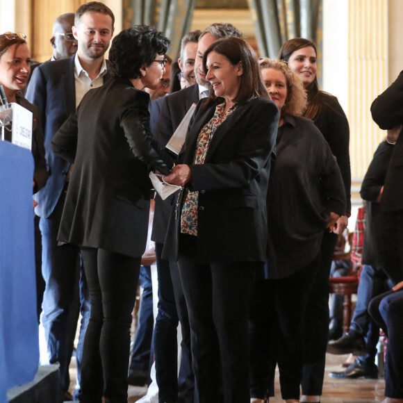 La maire de Paris, Anne Hidalgo accompagné de Emmanuel Grégoire est accueillie par Rachida Dati membre du parti Les Republicains (LR) et ancienne candidate aux élections municipales de Paris 2020, à son arrivée à la mairie de Paris pour la réunion du conseil de Paris qui l'élira officiellement après sa victoire aux élections municipales de Paris 2020 le week-end dernier. Le 3 juillet 2020, à Paris, France.