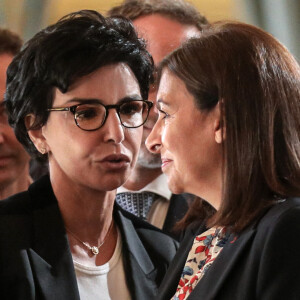 La maire de Paris, Anne Hidalgo accompagné de Emmanuel Grégoire est accueillie par Rachida Dati membre du parti Les Republicains (LR) et ancienne candidate aux élections municipales, à son arrivée à la mairie de Paris pour la réunion du conseil de Paris qui l'élira officiellement après sa victoire aux élections municipales de Paris