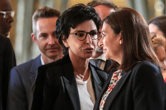 La maire de Paris, Anne Hidalgo accompagné de Emmanuel Grégoire est accueillie par Rachida Dati membre du parti Les Republicains (LR) et ancienne candidate aux élections municipales, à son arrivée à la mairie de Paris pour la réunion du conseil de Paris qui l'élira officiellement après sa victoire aux élections municipales de Paris