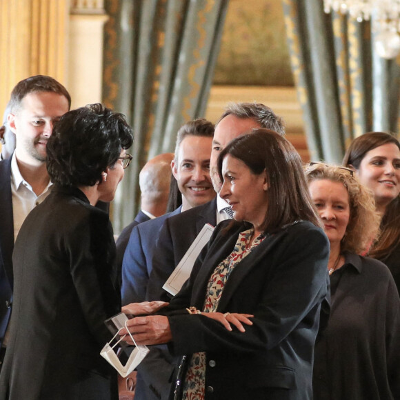 La maire de Paris, Anne Hidalgo accompagné de Emmanuel Grégoire est accueillie par Rachida Dati membre du parti Les Republicains (LR) et ancienne candidate aux élections municipales de Paris 2020, à son arrivée à la mairie de Paris pour la réunion du conseil de Paris qui l'élira officiellement après sa victoire aux élections municipales de Paris 2020 le week-end dernier. Le 3 juillet 2020, à Paris, France.