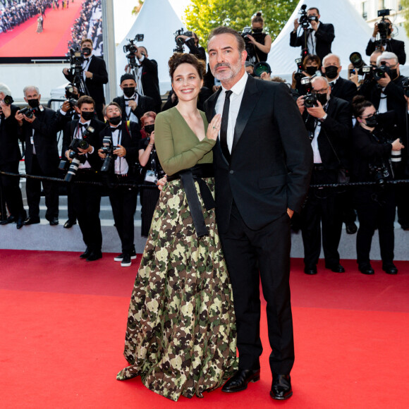 Jean Dujardin et sa femme Nathalie Péchalat - Montée des marches du film "OSS 117 : Alerte rouge en Afrique Noire" lors du 74e Festival de Cannes. Le 17 juillet 2021. © Borde-Jacovides-Moreau / Bestimage