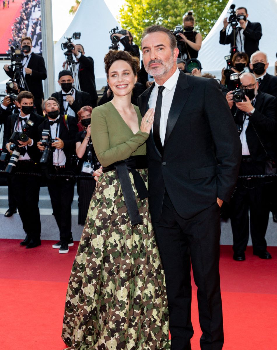 Jean Dujardin et sa femme Nathalie Péchalat - Montée des marches du film "OSS 117 : Alerte rouge en Afrique Noire" lors du 74e Festival de Cannes. Le 17 juillet 2021. © Borde-Jacovides-Moreau / Bestimage