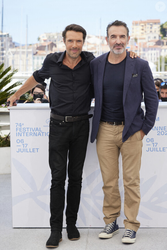 Nicolas Bedos, Jean Dujardin - Photocall du film "OSS 117 : Alerte Rouge En Afrique Noire" lors du 74e Festiva de Cannes. Le 17 juillet 2021. © Borde / Jacovides / Moreau / Bestimage