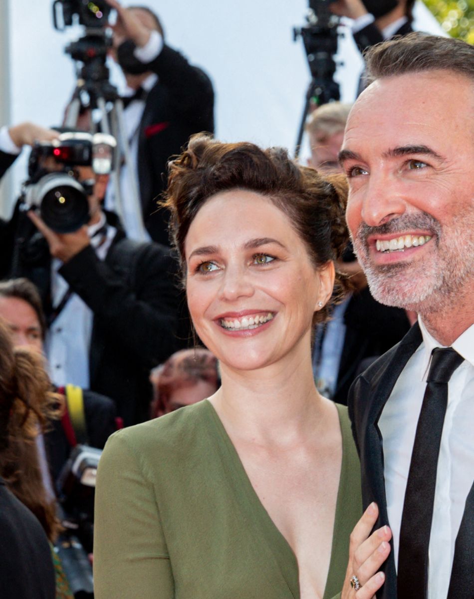 Jean Dujardin et sa femme Nathalie Péchalat - Montée des marches du film "OSS 117 : Alerte rouge en Afrique Noire" lors du 74e Festival de Cannes. Le 17 juillet 2021. © Borde-Jacovides-Moreau / Bestimage