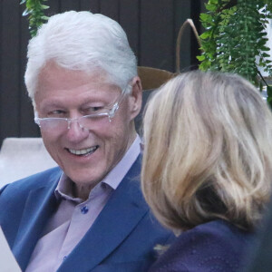 Bill et Hilary Clinton dînent en terrasse au restaurant "Fresco" avec des amis à New York, le 23 juin 2021
