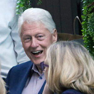 Bill et Hilary Clinton dînent en terrasse au restaurant "Fresco" avec des amis à New York, le 23 juin 2021.