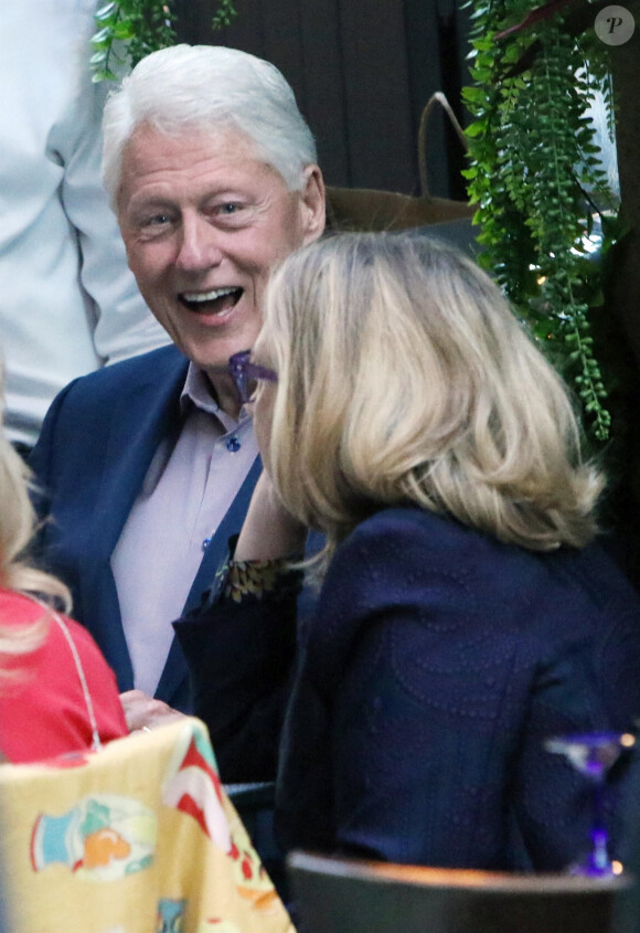 Bill et Hilary Clinton dînent en terrasse au restaurant "Fresco" avec des amis à New York, le 23 juin 2021.