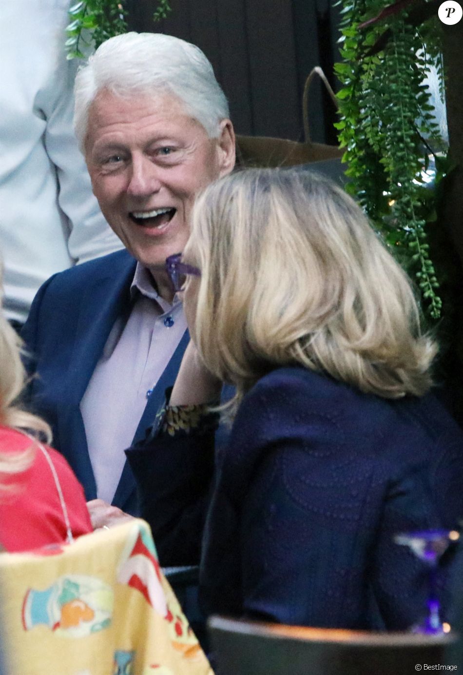 Bill et Hilary Clinton dînent en terrasse au restaurant &quot;Fresco&quot; avec des amis à New York, le 23 juin 2021.