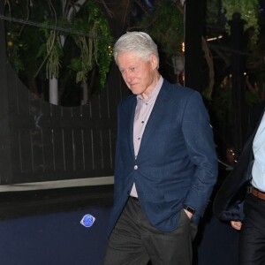 Bill Clinton, 74 ans, dîne avec sa femme Hillary et des amis à Manhattan, New York le 23 juin 2021.
