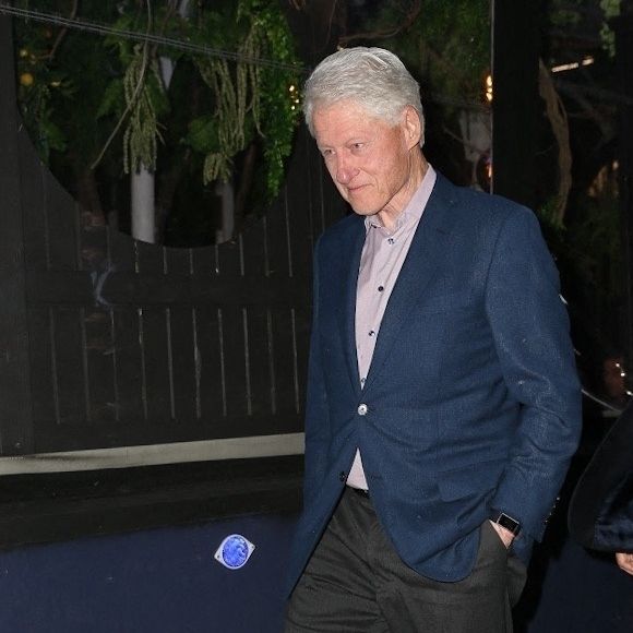 Bill Clinton, 74 ans, dîne avec sa femme Hillary et des amis à Manhattan, New York le 23 juin 2021.
