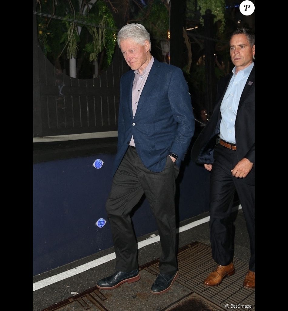 Bill Clinton, 74 ans, dîne avec sa femme Hillary et des amis à Manhattan, New York le 23 juin 2021.