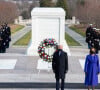 Le président des Etats-Unis Joe Biden et la vice-présidente Kamala Harris déposent une gerbe sur la tombe du soldat inconnu au cimetière de Arlington le 20 janvier 2021.