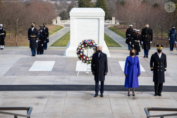 Le président des Etats-Unis Joe Biden et la vice-présidente Kamala Harris déposent une gerbe sur la tombe du soldat inconnu au cimetière de Arlington le 20 janvier 2021.