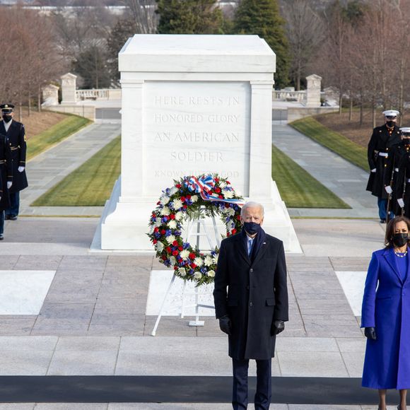 Le président des Etats-Unis Joe Biden et la vice-présidente Kamala Harris déposent une gerbe sur la tombe du soldat inconnu au cimetière de Arlington le 20 janvier 2021.