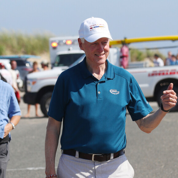 Bill Clinton se promène dans les Hamptons. New York, le 22 août 2019.
