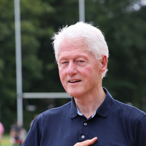Bill Clinton participe à un match caritatif de Softball à New York, le 17 août 2019.