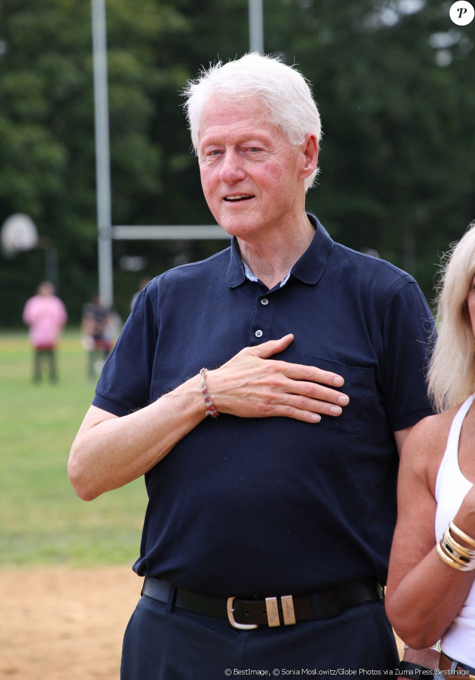 Bill Clinton participe à un match caritatif de Softball à New York, le 17 août 2019.