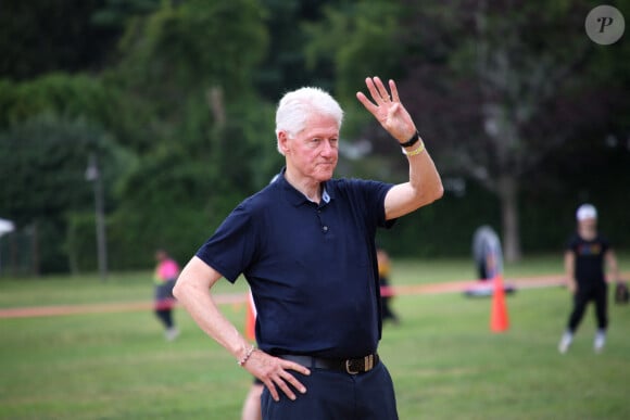 Bill Clinton participe à un match caritatif de Softball à New York, le 17 août 2019.