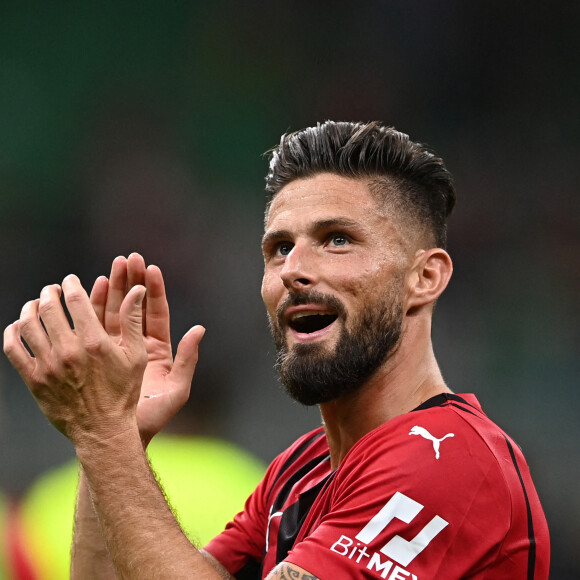 Olivier Giroud marque un doublé lors de son premier match au Milan AC contre Cagliari (4-1) tandis que l'ancien gardien de but du Losc, Mike Maignan a bien défendu la cage de son nouveau club. Milan. Le 29 août 2021.