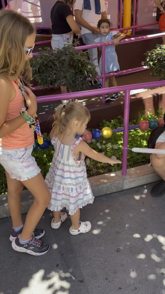 Lyla Aranya Wilson, la fille présumée d'Owen Wilson, passe la journée avec sa mère au parc Disneyland à Anaheim, le 27 juin 2021.