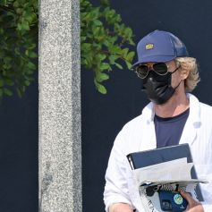 Exclusif - Owen Wilson avec une grosse bague, un masque, une casquette et des lunettes de soleil lors d'une rare sortie à Los Angeles, le 24 septembre 2021.