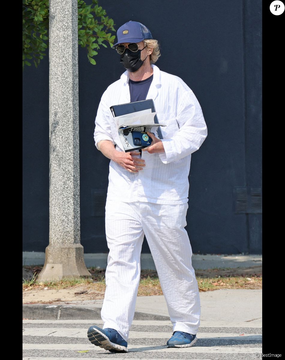 Exclusif - Owen Wilson avec une grosse bague, un masque, une casquette et des lunettes de soleil lors d'une rare sortie à Los Angeles, le 24 septembre 2021.