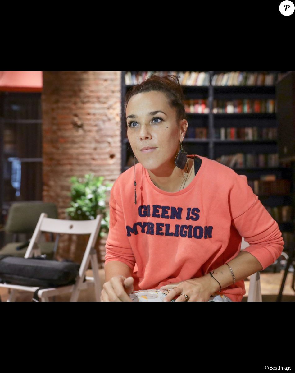 La chanteuse Zaz en interview pour l'agence Tass à Moscou au café Blanc le 9 août 2019. © Vyacheslav Prokofyev / Tass / Bestimage