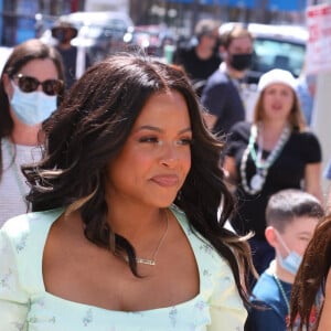 Christina Milian, enceinte, durant la promotion de la marque "Beignet Box" de Christina sur un char lors d'une parade à Los Angeles le 10 avril 2021. 