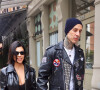 Kourtney Kardashian et son compagnon Travis Barker se promènent avant de rejoindre les studios de l'émission "Saturday Night Live" à New York.