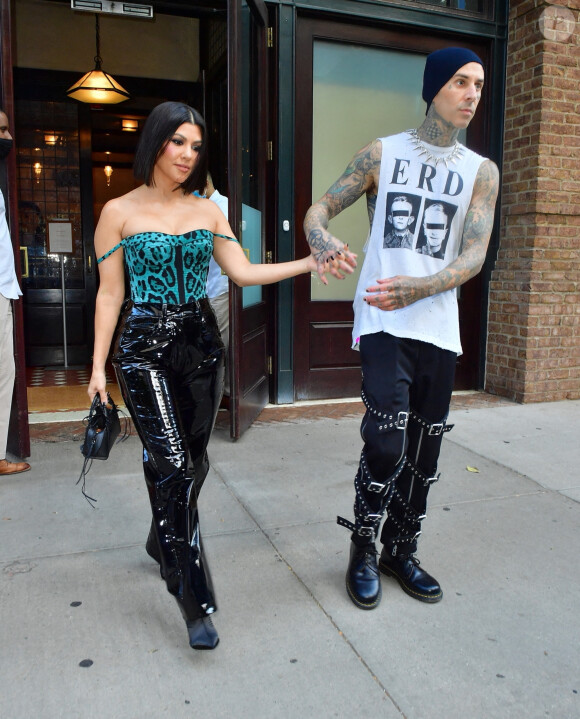 Kourtney Kardashian et son compagnon Travis Barker quittent leur hôtel pour aller déjeuner à New York, le 16 octobre 2021 avant l'émission "Saturday Night Live".