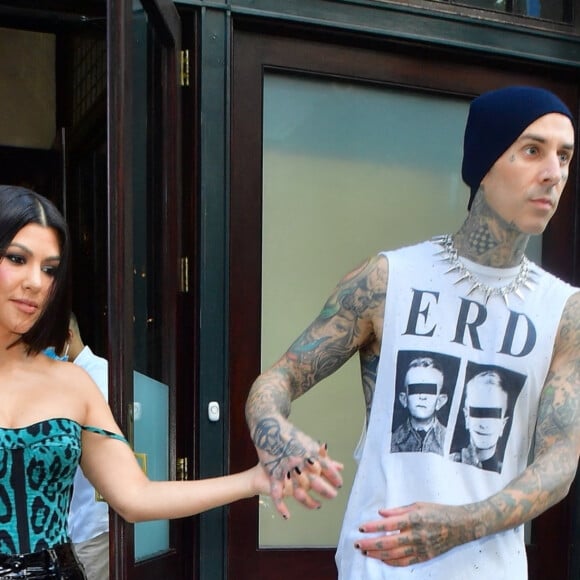 Kourtney Kardashian et son compagnon Travis Barker quittent leur hôtel pour aller déjeuner à New York, le 16 octobre 2021 avant l'émission "Saturday Night Live".