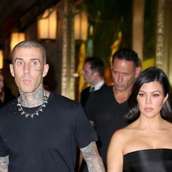 Travis Barker et sa compagne Kourtney Kardashian quittent le "Polo Bar" pour se rendre à la représentation de la pièce "Hadestown" à Broadway à New York, le 15 octobre 2021.