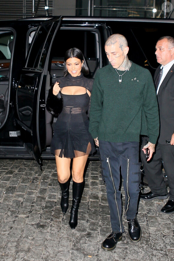 Exclusif - Kourtney Kardashian quitte son hôtel avec son compagnon Travis Barker pour aller dîner avec sa soeur Kendall à New York le 14 octobre 2021.