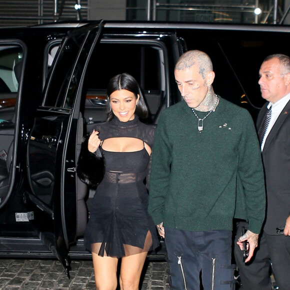 Exclusif - Kourtney Kardashian quitte son hôtel avec son compagnon Travis Barker pour aller dîner avec sa soeur Kendall à New York le 14 octobre 2021.