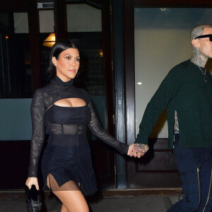 Exclusif - Kourtney Kardashian quitte son hôtel avec son compagnon Travis Barker pour aller dîner avec sa soeur Kendall à New York le 14 octobre 2021.