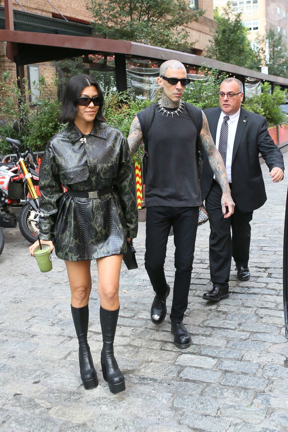 Exclusif - Kourtney Kardashian et son compagnon Travis Barker quittent leur hôtel à New York le 14 octobre 2021.