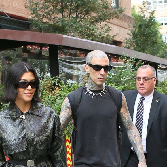 Exclusif - Kourtney Kardashian et son compagnon Travis Barker quittent leur hôtel à New York le 14 octobre 2021.