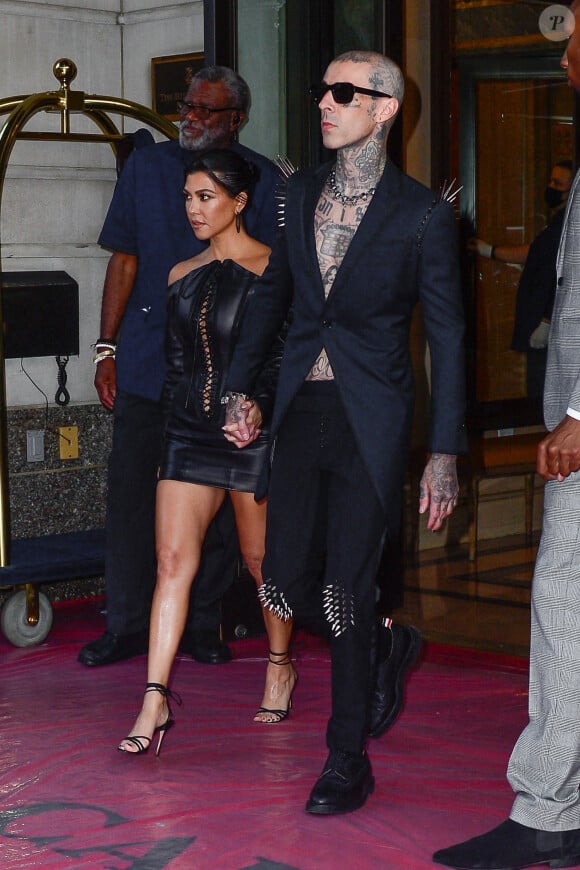 Kourtney Kardashian et son compagnon Travis Baker à la sortie de l'hôtel "Ritz-Carlton" à New York, le 12 septembre 2021.