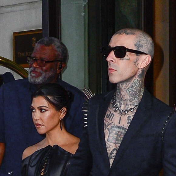 Kourtney Kardashian et son compagnon Travis Baker à la sortie de l'hôtel "Ritz-Carlton" à New York, le 12 septembre 2021.
