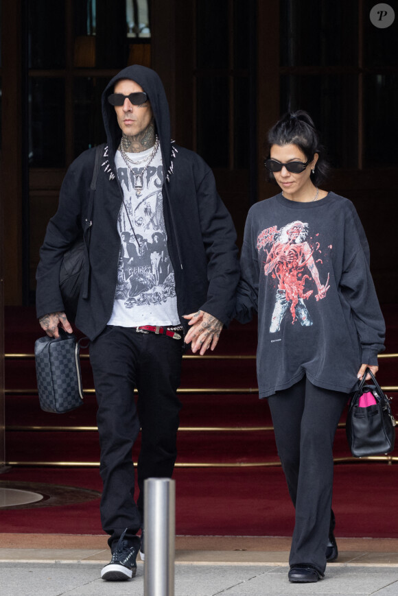 Exclusif - Kourtney Kardashian et son compagnon Travis Barker quittent l'hôtel Ritz à Paris le 1er septembre 2021. © Cyril Moreau / Bestimage