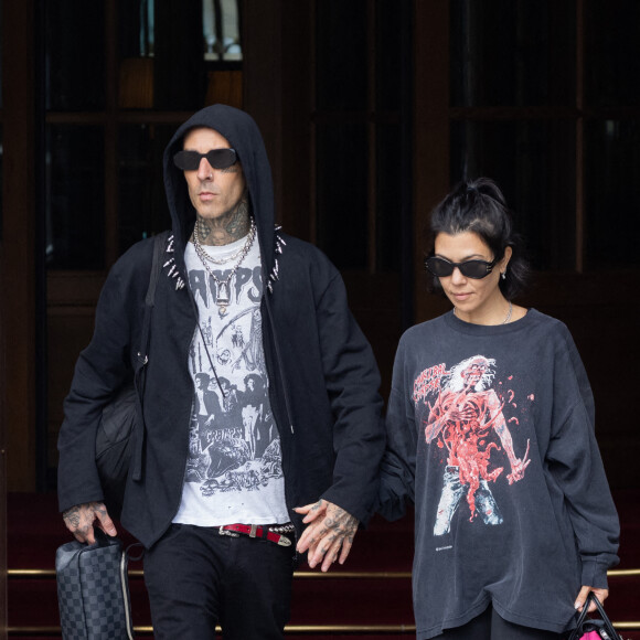 Exclusif - Kourtney Kardashian et son compagnon Travis Barker quittent l'hôtel Ritz à Paris le 1er septembre 2021. © Cyril Moreau / Bestimage