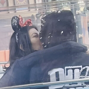 Exclusif - Kourtney Kardashian et son compagnon Travis Barker toujours très épris l'un de l'autre poursuivent leurs vacances et se rendent à Disneyland Paris incognito le 31 Août 2021