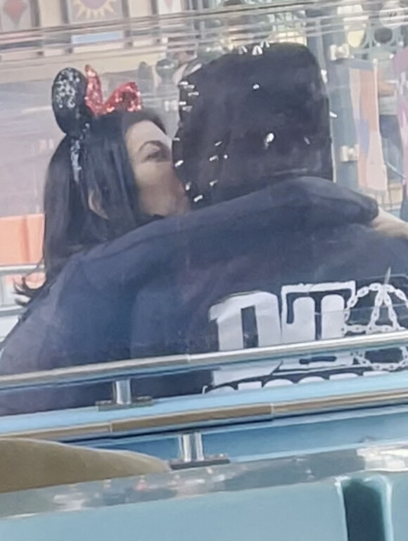 Exclusif - Kourtney Kardashian et son compagnon Travis Barker toujours très épris l'un de l'autre poursuivent leurs vacances et se rendent à Disneyland Paris incognito le 31 Août 2021