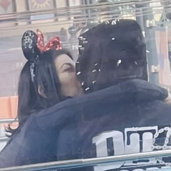 Exclusif - Kourtney Kardashian et son compagnon Travis Barker toujours très épris l'un de l'autre poursuivent leurs vacances et se rendent à Disneyland Paris incognito le 31 Août 2021