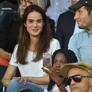 Vianney Bureau (Vianney) et sa compagne Catherine Robert dans les tribunes lors du match de championnat de Ligue 1 Conforama opposant le Paris Saint-Germain au Toulouse FC au parc des Princes à Paris, France, le 25 août 2019. Le PSG a gagné 4-0. © Giancarlo Gorassini/Bestimage