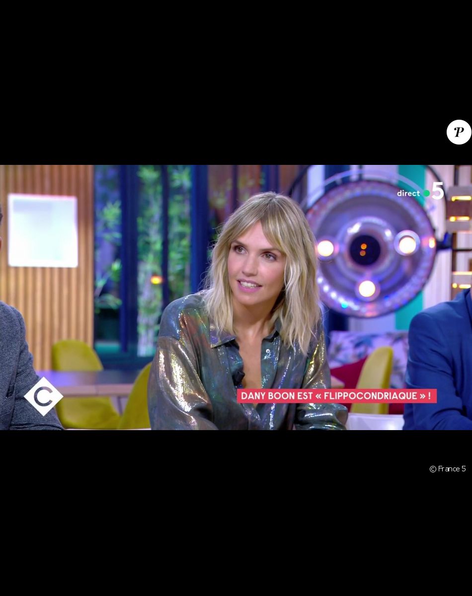 La comédienne Laurence Arné sur le plateau de "C à Vous".