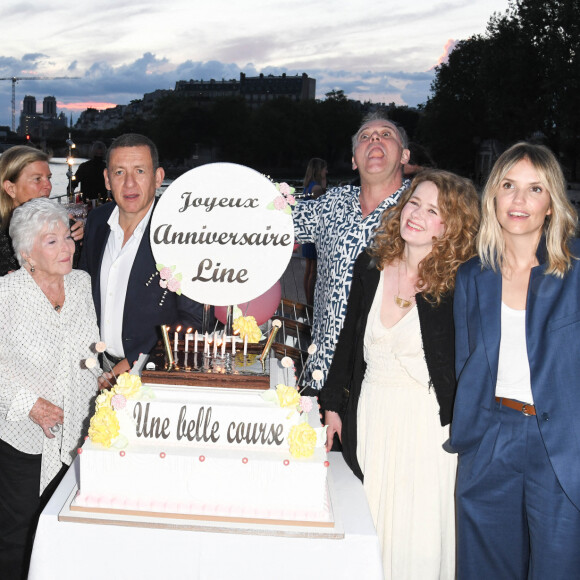 Laure Irrmann, guest, Jérôme Seydoux, sa femme Sophie Seydoux, Line Renaud, Dany Boon, Christian Carion et Laurence Arné durant la soirée de fin de tournage du film "Une belle course" et l'anniversaire surprise de Line Renaud (93 ans) sur la péniche Excellence à Paris. © Coadic Guirec/Bestimage 