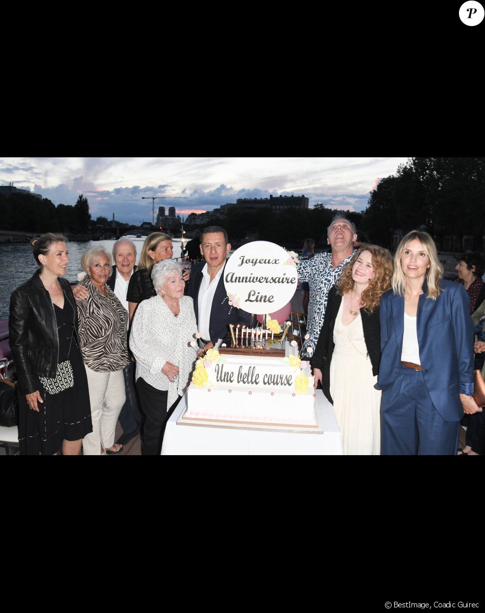 Laure Irrmann, guest, Jérôme Seydoux, sa femme Sophie Seydoux, Line Renaud, Dany Boon, Christian Carion et Laurence Arné durant la soirée de fin de tournage du film "Une belle course" et l'anniversaire surprise de Line Renaud (93 ans) sur la péniche Excellence à Paris. © Coadic Guirec/Bestimage