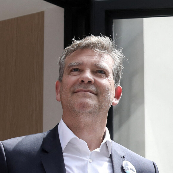 Arnaud Montebourg (ancien ministre de l'économie) lors du premier anniversaire de "La mémère", sa nouvelle glace bio
